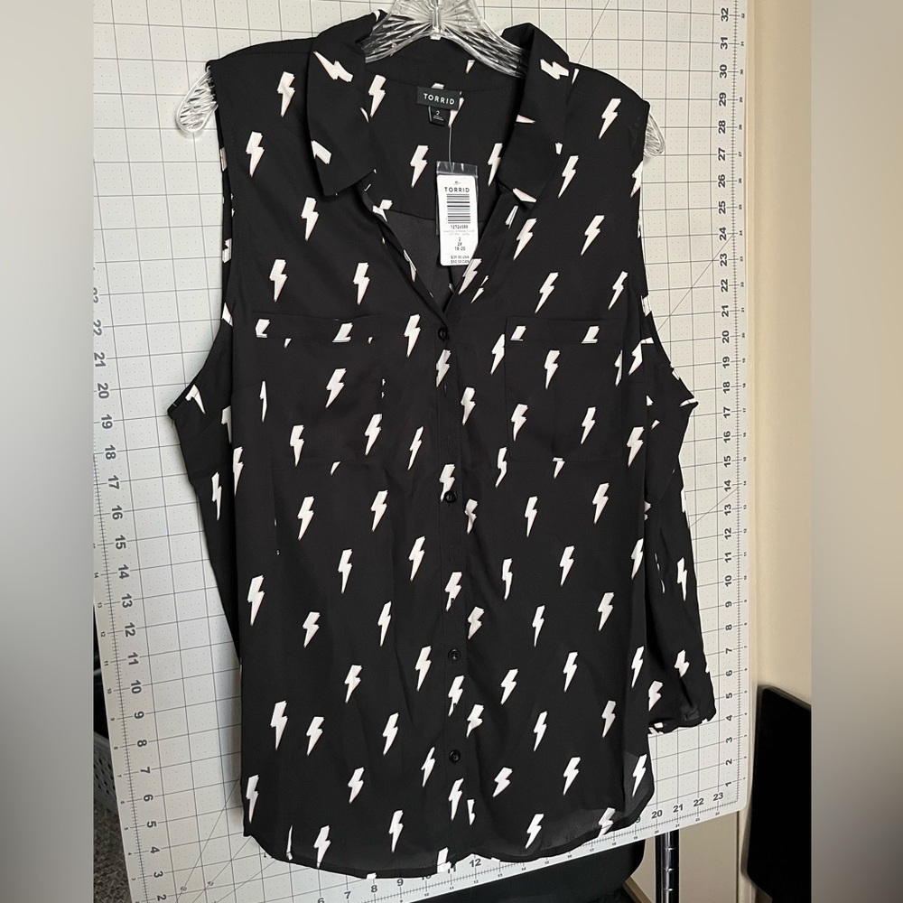 New Torrid size 2 sleeveless sheer collared button down lightning bolt pattern